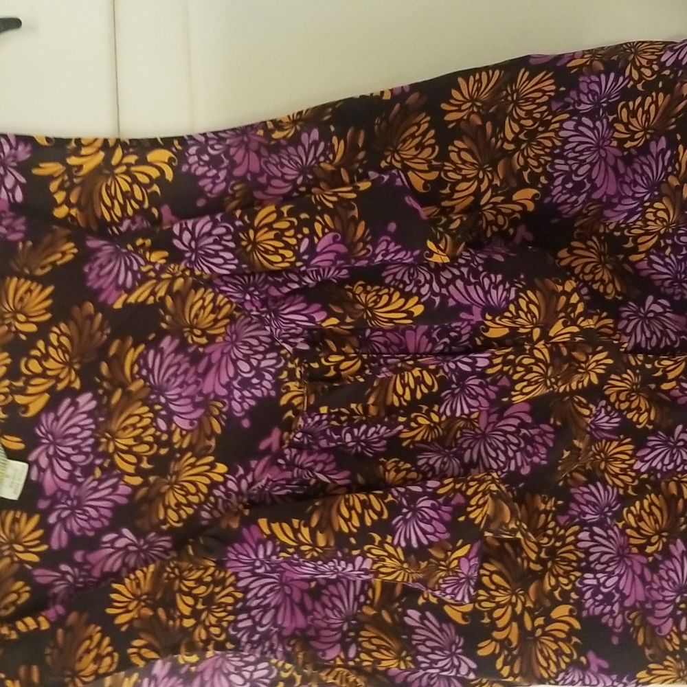Urban Outfitters silk Top with frails at the neck - Picture 3 of 9